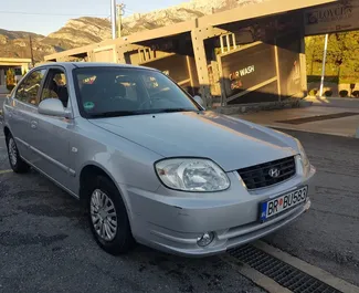 Vooraanzicht van een huurauto Hyundai Accent in Bar, Montenegro ✓ Auto #1219. ✓ Transmissie Automatisch TM ✓ 21 beoordelingen.