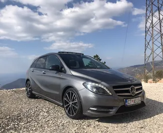 Vooraanzicht van een huurauto Mercedes-Benz B-Class in Rafailovici, Montenegro ✓ Auto #1234. ✓ Transmissie Automatisch TM ✓ 3 beoordelingen.