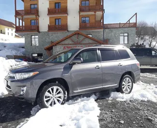 Vooraanzicht van een huurauto Toyota Highlander in Tbilisi, Georgië ✓ Auto #1248. ✓ Transmissie Automatisch TM ✓ 7 beoordelingen.