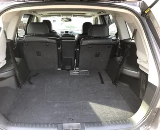 Interieur van Toyota Highlander te huur in Georgië. Een geweldige auto met 6 zitplaatsen en een Automatisch transmissie.