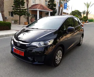 Vooraanzicht van een huurauto Honda Fit in Limassol, Cyprus ✓ Auto #1294. ✓ Transmissie Automatisch TM ✓ 3 beoordelingen.