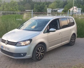 Vooraanzicht van een huurauto Volkswagen Touran in Bar, Montenegro ✓ Auto #549. ✓ Transmissie Automatisch TM ✓ 19 beoordelingen.