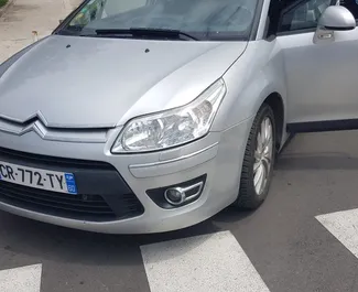 Vooraanzicht van een huurauto Citroen C4 in Bar, Montenegro ✓ Auto #1345. ✓ Transmissie Automatisch TM ✓ 27 beoordelingen.