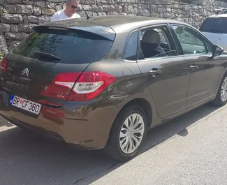 Vooraanzicht van een huurauto Citroen C4 in Bar, Montenegro ✓ Auto #539. ✓ Transmissie Automatisch TM ✓ 16 beoordelingen.