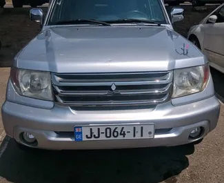 Vooraanzicht van een huurauto Mitsubishi Pajero Io in Tbilisi, Georgië ✓ Auto #1410. ✓ Transmissie Automatisch TM ✓ 5 beoordelingen.
