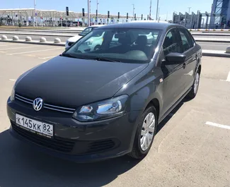 Vooraanzicht van een huurauto Volkswagen Polo Sedan op de luchthaven van Simferopol, Krim ✓ Auto #1403. ✓ Transmissie Automatisch TM ✓ 0 beoordelingen.