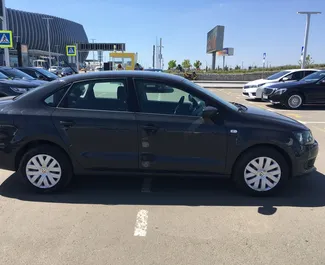 Verhuur Volkswagen Polo Sedan. Economy Auto te huur op de Krim ✓ Borg van Borg van 10000 RUB ✓ Verzekeringsmogelijkheden TPL, CDW, Diefstal, Buitenland.