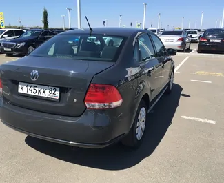 Benzine motor van 1,6L van Volkswagen Polo Sedan 2015 te huur op de luchthaven van Simferopol.