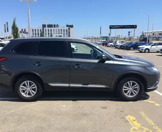 Benzine motor van 2,0L van Mitsubishi Outlander 2015 te huur op de luchthaven van Simferopol.