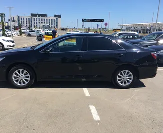 Benzine motor van 2,0L van Toyota Camry 2016 te huur op de luchthaven van Simferopol.