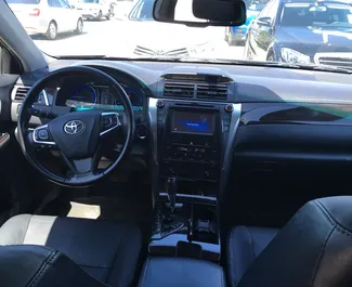 Toyota Camry 2016 beschikbaar voor verhuur op de luchthaven van Simferopol, met een kilometerlimiet van onbeperkt.