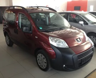 Vooraanzicht van een huurauto Peugeot Bipper in Kalamata, Griekenland ✓ Auto #1501. ✓ Transmissie Automatisch TM ✓ 0 beoordelingen.