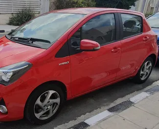 Vooraanzicht van een huurauto Toyota Yaris in Paphos, Cyprus ✓ Auto #1509. ✓ Transmissie Automatisch TM ✓ 1 beoordelingen.