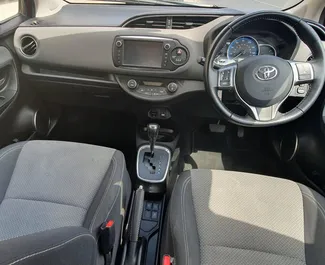 Autohuur Toyota Yaris 2015 in in Cyprus, met Hybride brandstof en 54 pk ➤ Vanaf 45 EUR per dag.