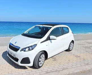 Vooraanzicht van een huurauto Peugeot 108 Cabrio op Rhodos, Griekenland ✓ Auto #1455. ✓ Transmissie Automatisch TM ✓ 0 beoordelingen.