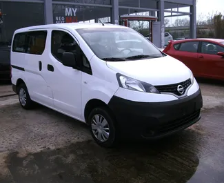 Vooraanzicht van een huurauto Nissan Nv200 Evalia in Kalamata, Griekenland ✓ Auto #1498. ✓ Transmissie Handmatig TM ✓ 0 beoordelingen.