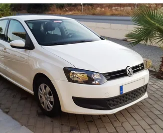 Vooraanzicht van een huurauto Volkswagen Polo op Rhodos, Griekenland ✓ Auto #1486. ✓ Transmissie Handmatig TM ✓ 0 beoordelingen.