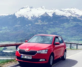 Vooraanzicht van een huurauto Skoda Fabia Praag, Tsjechië ✓ Auto #34. ✓ Transmissie Handmatig TM ✓ 4 beoordelingen.