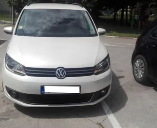 Vooraanzicht van een huurauto Volkswagen Touran in Burgas, Bulgarije ✓ Auto #1662. ✓ Transmissie Automatisch TM ✓ 3 beoordelingen.