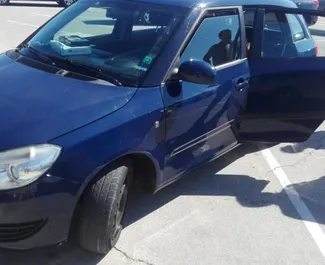 Vooraanzicht van een huurauto Skoda Fabia Combi in Burgas, Bulgarije ✓ Auto #1652. ✓ Transmissie Automatisch TM ✓ 0 beoordelingen.