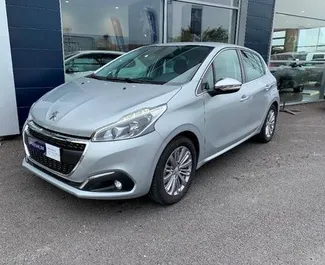 Vooraanzicht van een huurauto Peugeot 208 op Zakynthos, Griekenland ✓ Auto #1559. ✓ Transmissie Handmatig TM ✓ 0 beoordelingen.