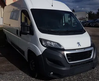 Vooraanzicht van een huurauto Peugeot Boxer Praag, Tsjechië ✓ Auto #1580. ✓ Transmissie Handmatig TM ✓ 0 beoordelingen.