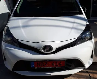 Vooraanzicht van een huurauto Toyota Vitz in Limassol, Cyprus ✓ Auto #274. ✓ Transmissie Automatisch TM ✓ 0 beoordelingen.