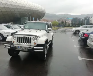 Vooraanzicht van een huurauto Jeep Wrangler in Tbilisi, Georgië ✓ Auto #1342. ✓ Transmissie Automatisch TM ✓ 0 beoordelingen.