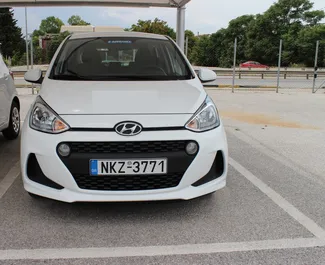 Vooraanzicht van een huurauto Hyundai i10 op de luchthaven van Thessaloniki, Griekenland ✓ Auto #1711. ✓ Transmissie Handmatig TM ✓ 1 beoordelingen.