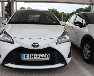 Vooraanzicht van een huurauto Toyota Yaris op de luchthaven van Thessaloniki, Griekenland ✓ Auto #1714. ✓ Transmissie Handmatig TM ✓ 0 beoordelingen.