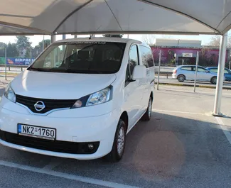 Vooraanzicht van een huurauto Nissan Evalia op de luchthaven van Thessaloniki, Griekenland ✓ Auto #1717. ✓ Transmissie Handmatig TM ✓ 0 beoordelingen.
