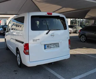 Diesel motor van 1,5L van Nissan Evalia 2015 te huur op de luchthaven van Thessaloniki.