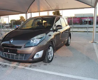 Vooraanzicht van een huurauto Renault Grand Scenic op de luchthaven van Thessaloniki, Griekenland ✓ Auto #1720. ✓ Transmissie Automatisch TM ✓ 0 beoordelingen.