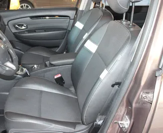 Interieur van Renault Grand Scenic te huur in Griekenland. Een geweldige auto met 7 zitplaatsen en een Automatisch transmissie.