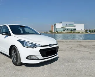 Vooraanzicht van een huurauto Hyundai i20 op de luchthaven van Thessaloniki, Griekenland ✓ Auto #1710. ✓ Transmissie Handmatig TM ✓ 0 beoordelingen.