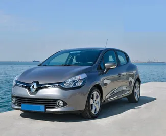 Vooraanzicht van een huurauto Renault Clio 4 op de luchthaven van Thessaloniki, Griekenland ✓ Auto #1715. ✓ Transmissie Automatisch TM ✓ 0 beoordelingen.