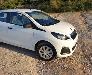 Vooraanzicht van een huurauto Peugeot 108 op Kreta, Griekenland ✓ Auto #1780. ✓ Transmissie Handmatig TM ✓ 1 beoordelingen.