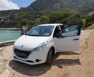 Interieur van Peugeot 208 te huur in Griekenland. Een geweldige auto met 5 zitplaatsen en een Handmatig transmissie.