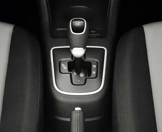 Interieur van Skoda Citigo te huur in Griekenland. Een geweldige auto met 4 zitplaatsen en een Automatisch transmissie.