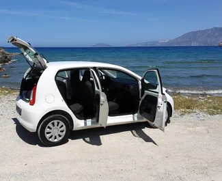 Interieur van Skoda Citigo te huur in Griekenland. Een geweldige auto met 4 zitplaatsen en een Automatisch transmissie.