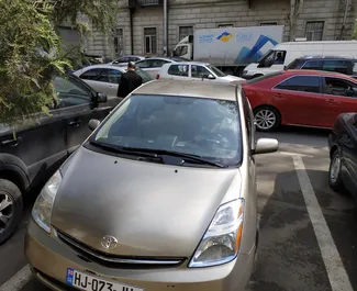 Vooraanzicht van een huurauto Toyota Prius in Tbilisi, Georgië ✓ Auto #1806. ✓ Transmissie Automatisch TM ✓ 9 beoordelingen.