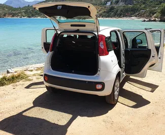 Interieur van Fiat Panda te huur in Griekenland. Een geweldige auto met 5 zitplaatsen en een Handmatig transmissie.
