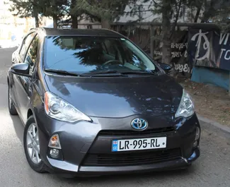 Vooraanzicht van een huurauto Toyota Prius C in Tbilisi, Georgië ✓ Auto #1810. ✓ Transmissie Automatisch TM ✓ 6 beoordelingen.