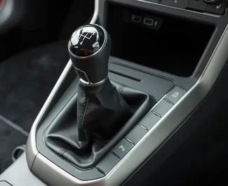 Interieur van Volkswagen Polo te huur in Griekenland. Een geweldige auto met 5 zitplaatsen en een Handmatig transmissie.