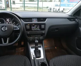 Verhuur Skoda Octavia. Comfort Auto te huur op de Krim ✓ Borg van Borg van 15000 RUB ✓ Verzekeringsmogelijkheden TPL, CDW.