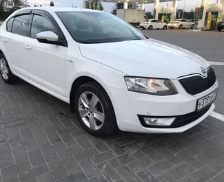 Vooraanzicht van een huurauto Skoda Octavia op de luchthaven van Simferopol, Krim ✓ Auto #1823. ✓ Transmissie Automatisch TM ✓ 0 beoordelingen.