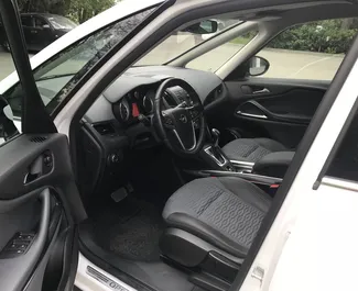 Interieur van Opel Zafira te huur op de Krim. Een geweldige auto met 7 zitplaatsen en een Automatisch transmissie.