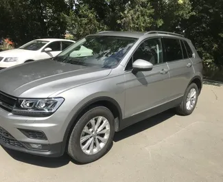 Vooraanzicht van een huurauto Volkswagen Tiguan op de luchthaven van Simferopol, Krim ✓ Auto #1826. ✓ Transmissie Automatisch TM ✓ 0 beoordelingen.