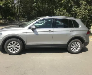 Volkswagen Tiguan 2019 met Vooraandrijving systeem, beschikbaar op de luchthaven van Simferopol.