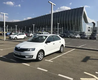 Vooraanzicht van een huurauto Skoda Rapid op de luchthaven van Simferopol, Krim ✓ Auto #1822. ✓ Transmissie Automatisch TM ✓ 0 beoordelingen.